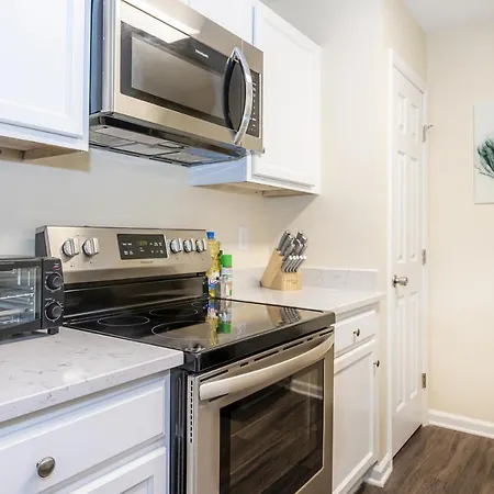 Serine Space - Townhome - King Bed - Duke - Long Term Stays